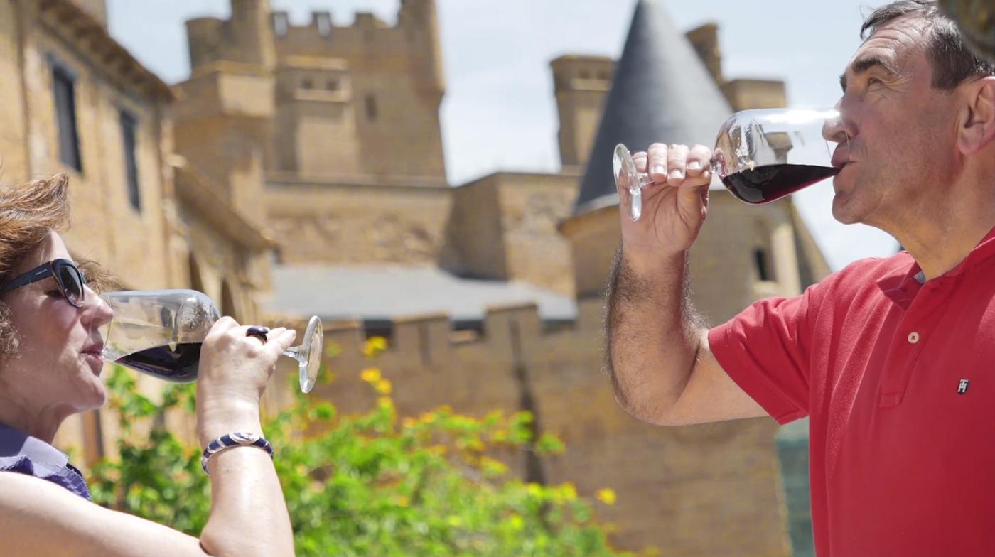 Pareja sénior bebiendo una copa de vino